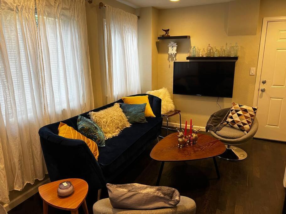 Knight Campbell Carriage House * DEN